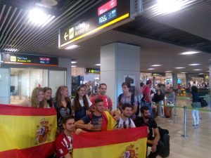 Los jóvenes del grupo de confirmación en el aeropuerto Adolfo Suárez Madrid Barajas