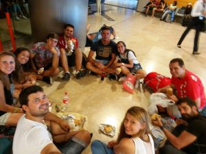 Los jóvenes cenando juntos antes de salir de Madrid por el retraso del vuelo