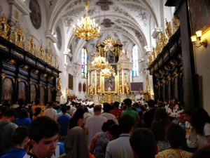 Eucaristía para jóvenes españoles en la Basílica de San Nicolás, Bochnia