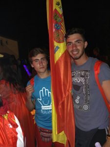 Los chicos con la bandera española