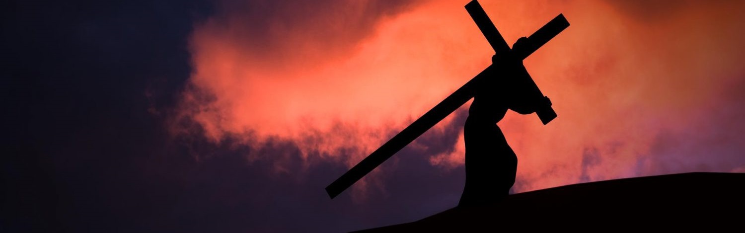 Persona cragando con una cruz